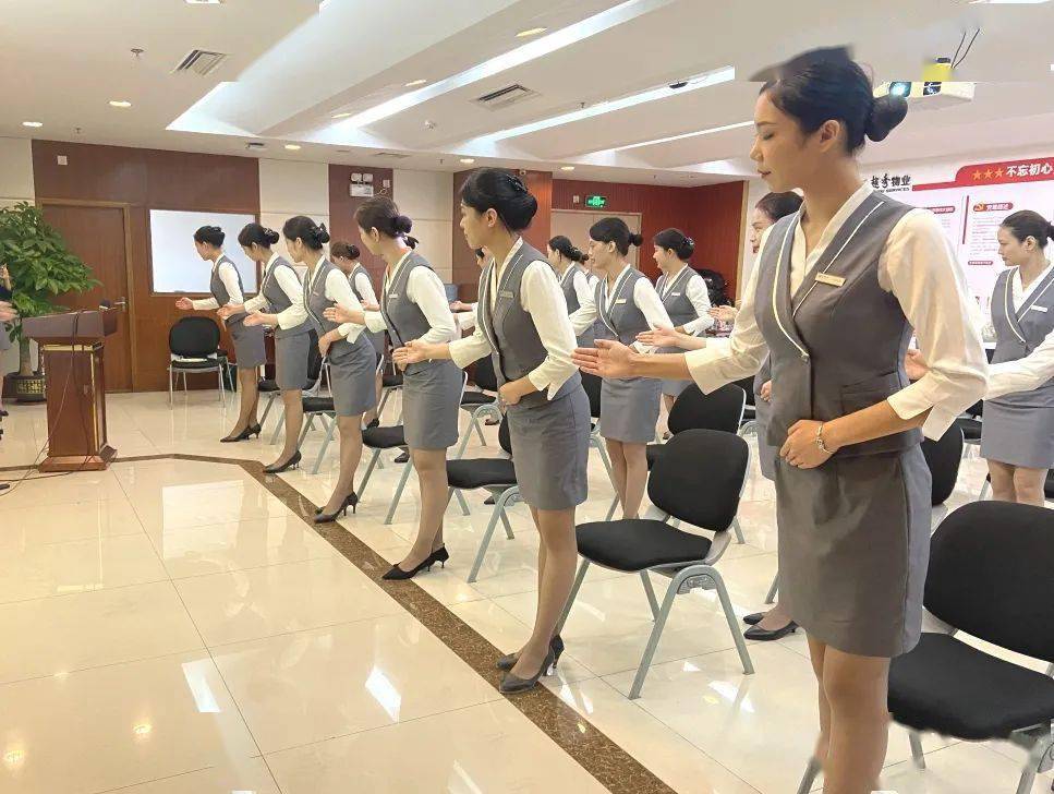 強化服務理念，樹立禮儀形象——打造卓越服務新風尚